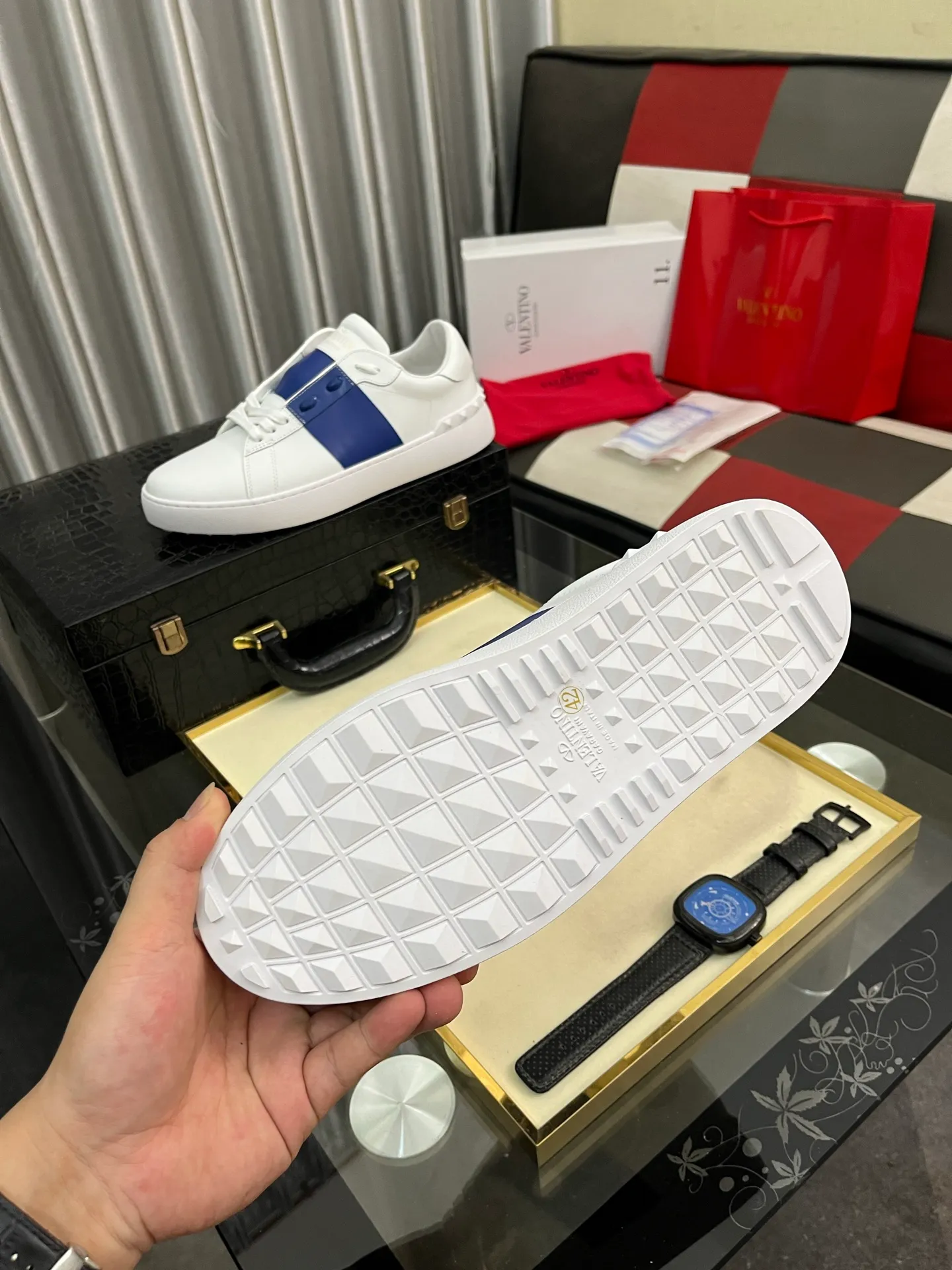 Men's shoes💰420⌚️⌚️Valentino white shoes⚡️Original replicas are coming👉Many pictures of the feet of Internet celebrities🔥Authentic Hong Kong purchased for HKD 5,500⚠️All parts are genuine molds, refuse to look at pictures to make goods👊The upper is made of top-grained cowhide➕3D printed. Water-dyed cow lining inside + cowhide feet, code number: 38-44
